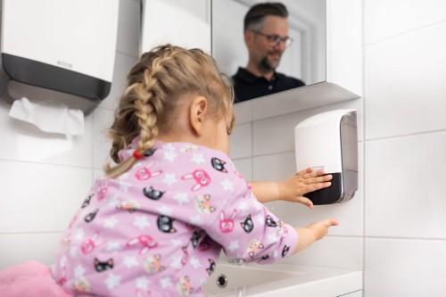 katrin_soap_dispenser_500_white_push_girl_and_father.jpg