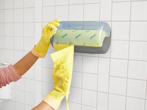 01-wiping-02-sponge-cloths-02-quick-n-dry-Quick-n-dry-dispenserHP-in-use-03-580x435.jpg-ClonedDuringMediaCleanUp01234567-carouselImage.jpeg